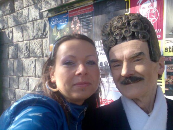 Krychli� a nezn�m� �ena